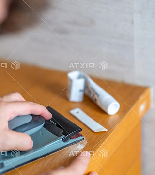 筆による家具の補修