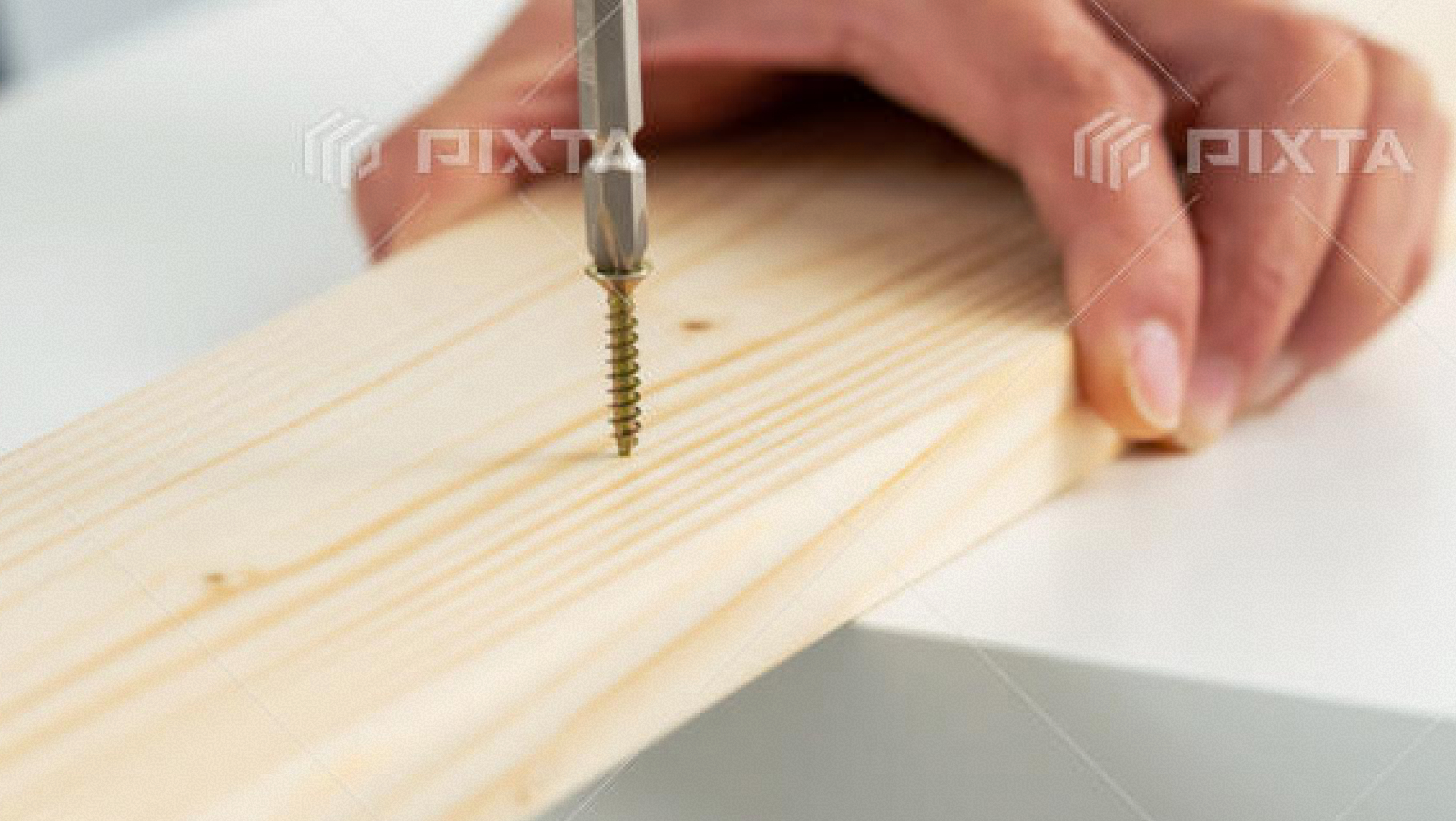 筆で細かい箇所も丁寧に補修